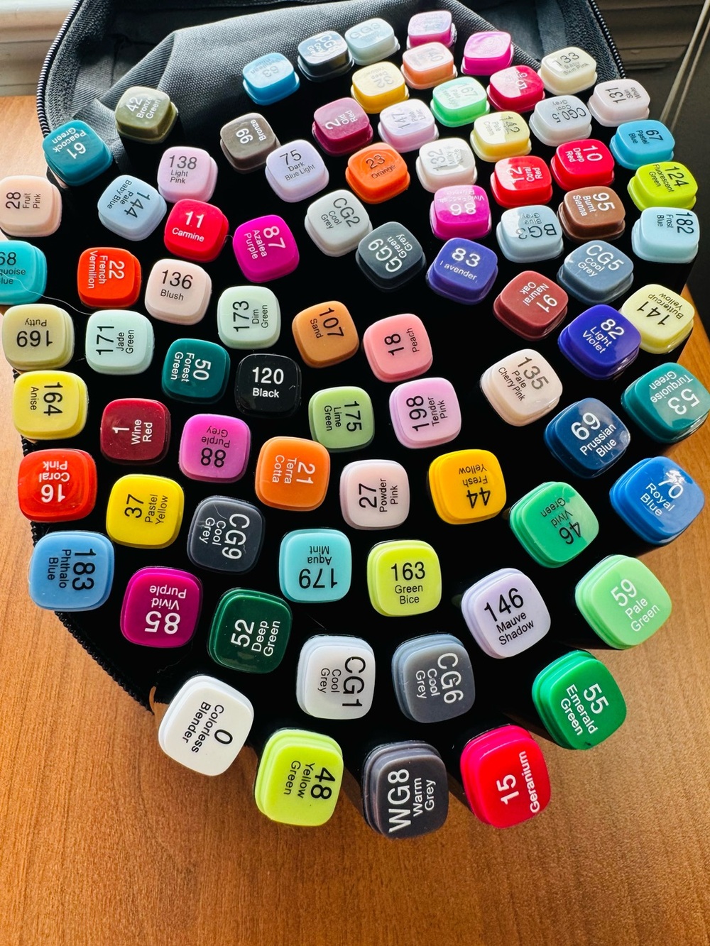 Dual-Tip Art Markers Set - 80 Colors With Carrying Case and Colorless Blender - Picture 9 of 10
